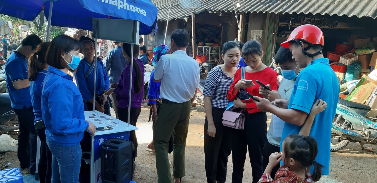 Công chức Văn hóa; Đoàn thanh niên hỗ trợ người dân cài đặt Bluezone tại chợ phiên xã Bản Nhùng